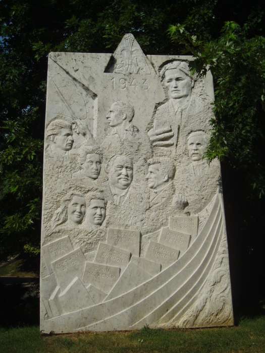 Balatonszárszó, Hősök tere: Az 1943-as írótalálkozó emlékműve.jpg Balatonszárszó, Hősök tere: Az 1943-as írótalálkozó emlékműve.jpg
